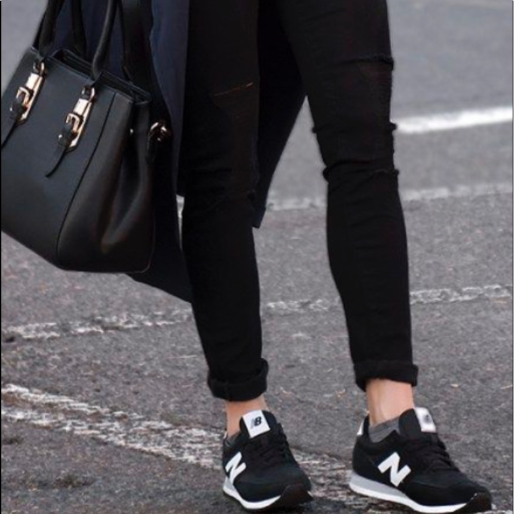 Black and white New Balance 515’s